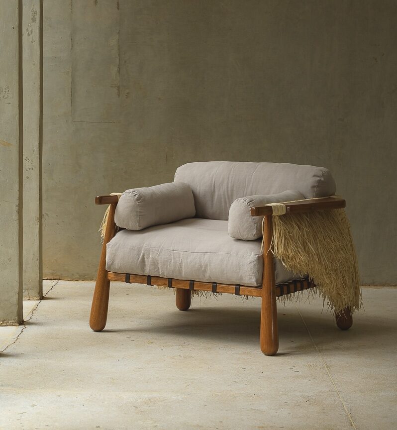 The Poty Armchair is inspired by the exuberant Craft Culture of the Delta Parnaíba, brings a unique fusion between contemporary comfort and elements local traditional. Built with a solid wooden structure, this armchair stands out for its generous upholstery that provides a comfortable seating experience comfortable. However, the real highlight is in the carnauba straw weave which elegantly wraps around the armchair, incorporating a distinctive craftsmanship of the region.